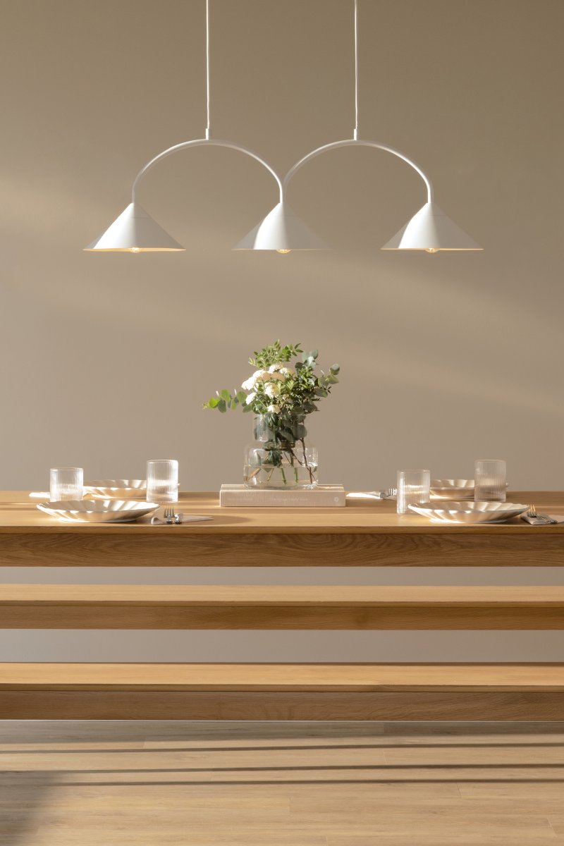 Curve 95cm Hvid loftslampe Fra Globen Lighting - Pendlen er lavet af matlakeret metal med tre skærme og leveres med to 200 cm tekstilledninger og en matchende baldakin.