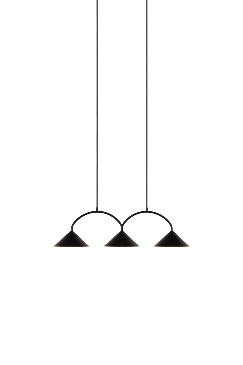 Curve 95cm Sort loftslampe Fra Globen Lighting - Pendlen er lavet af matlakeret metal med tre skærme og leveres med to 200 cm tekstilledninger og en matchende baldakin.