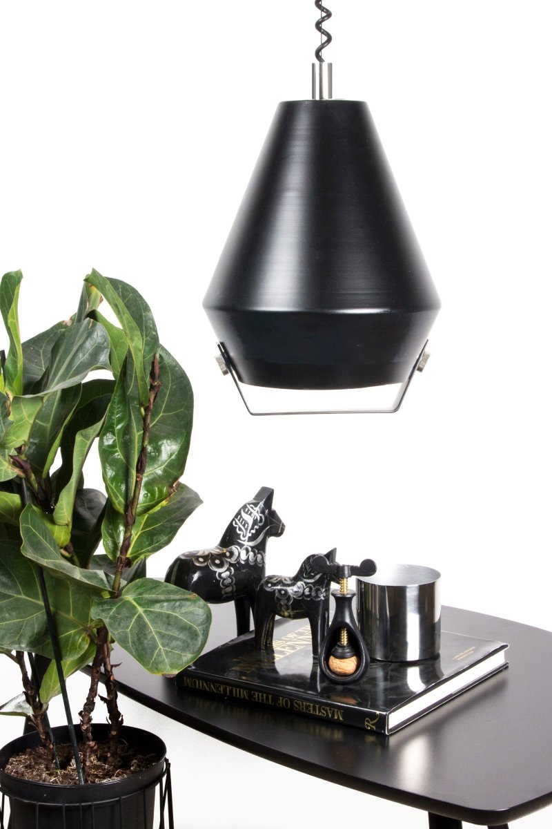 Lift Me Ø28 Sort loftslampe Fra Globen Lighting - Fremstillet i matsort metal med håndtag og detaljer i krom.