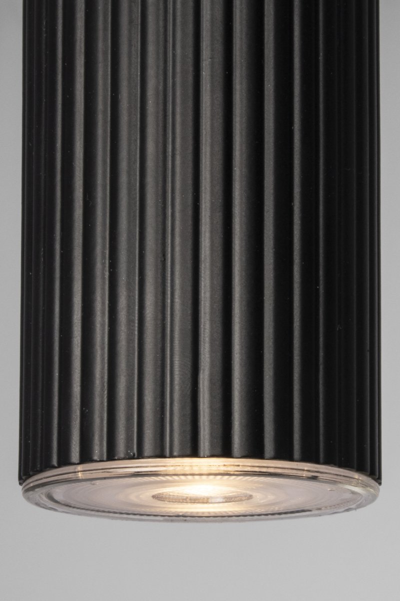 Hubble 38cm Sort vindueslampe Fra Globen Lighting - Lampens udtryk og lysmønster kan nemt varieres med forskellige lyskilder: vælg en retningsbestemt spot til funktionel arbejdsbelysning, en lille kugle for et moderne præg eller en større lyskilde for en stemningsfuld atmosfære.