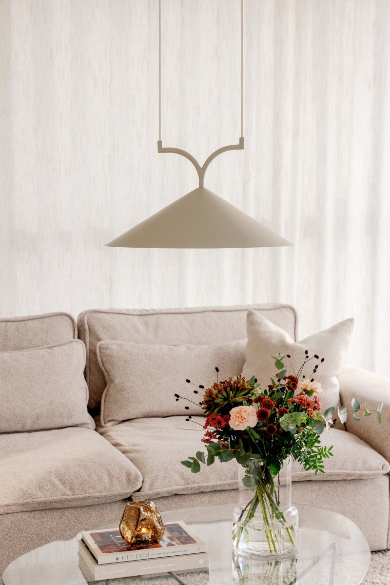 Curve Ø50 Beige loftslampe Fra Globen Lighting - Lavet af matlakeret metal med to 120 cm tekstilledninger og matchende metalloftskop.