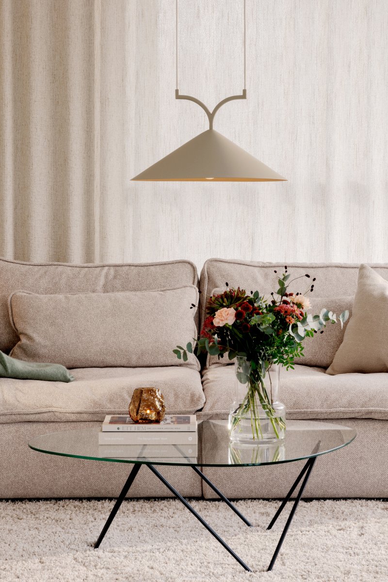 Curve Ø50 Beige loftslampe Fra Globen Lighting - Lavet af matlakeret metal med to 120 cm tekstilledninger og matchende metalloftskop.