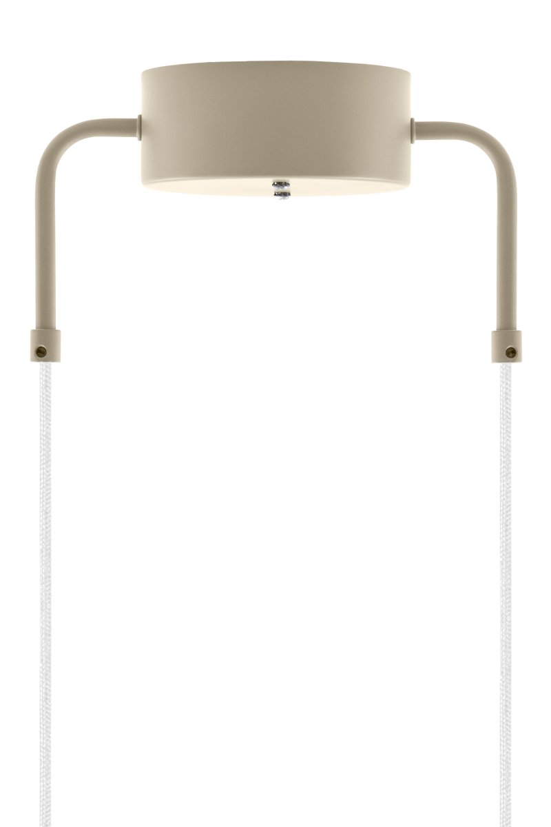 Curve Ø50 Beige loftslampe Fra Globen Lighting - Lavet af matlakeret metal med to 120 cm tekstilledninger og matchende metalloftskop.