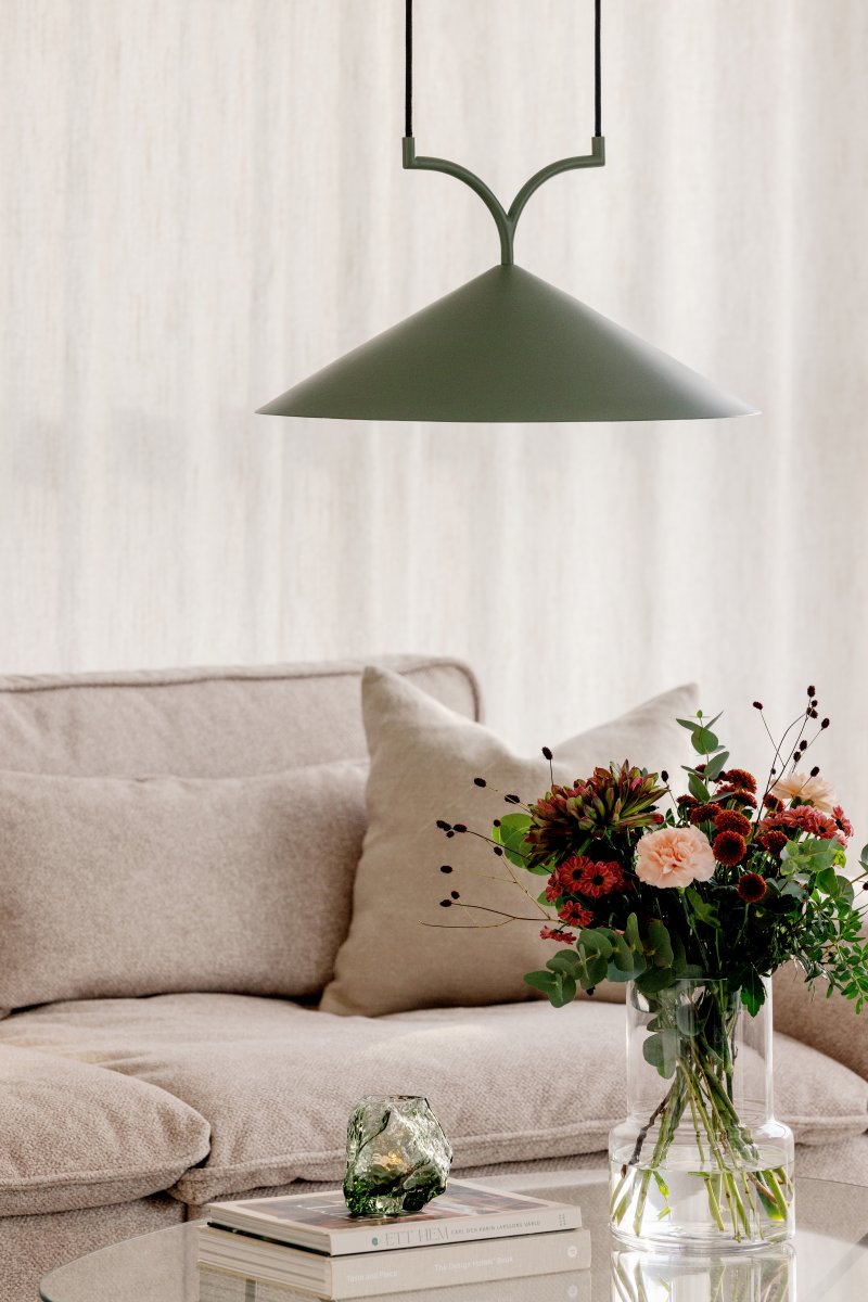 Curve Ø50 Mosgrøn loftslampe Fra Globen Lighting - Lavet af matlakeret metal med to 120 cm tekstilledninger og matchende metalloftskop.