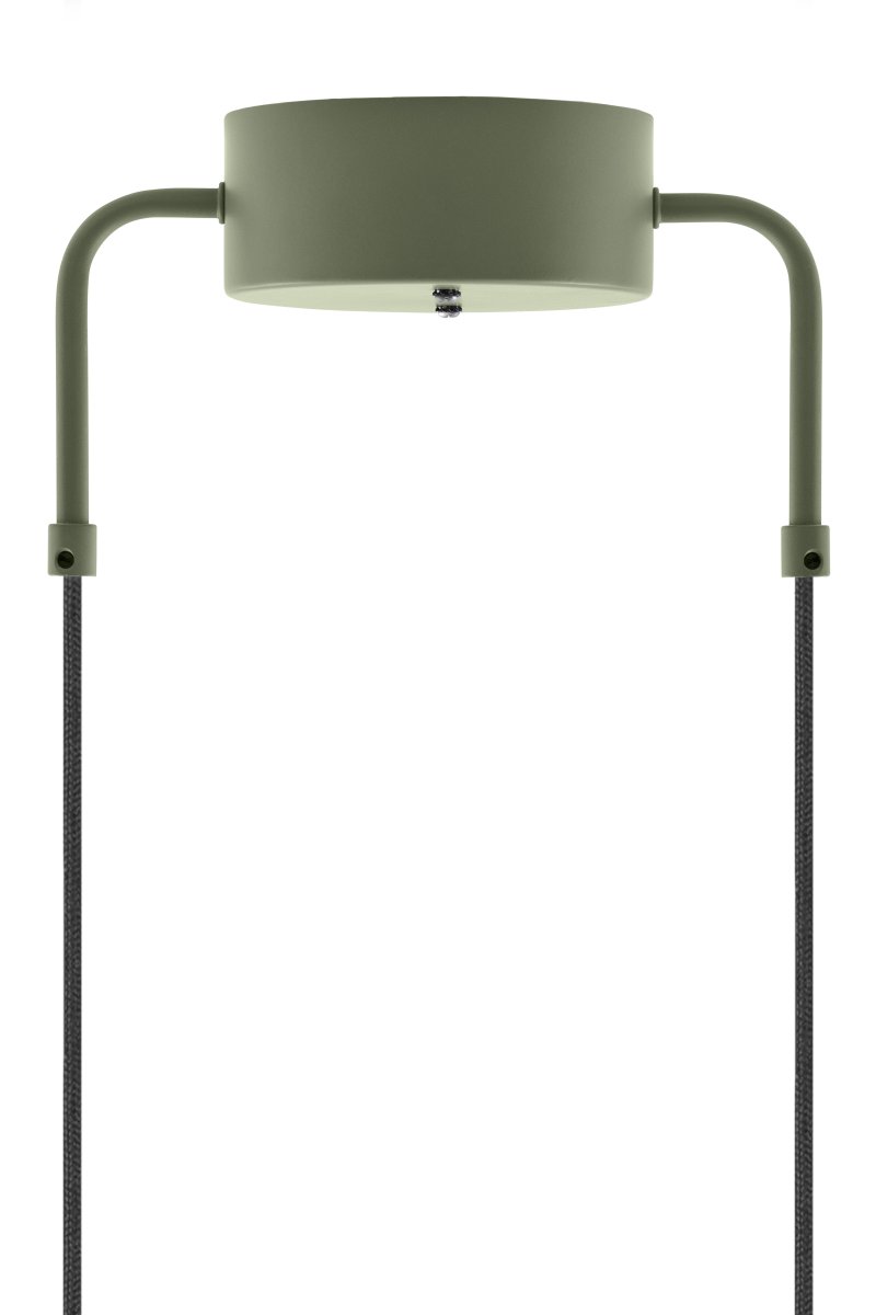 Curve Ø50 Mosgrøn loftslampe Fra Globen Lighting - Lavet af matlakeret metal med to 120 cm tekstilledninger og matchende metalloftskop.