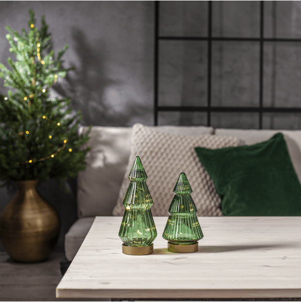 Verde 20cm Grøn Fra Star Trading - Stilfuld borddekoration formet som et grantr&aelig; i m&oslash;rkt, gr&oslash;nt glas.