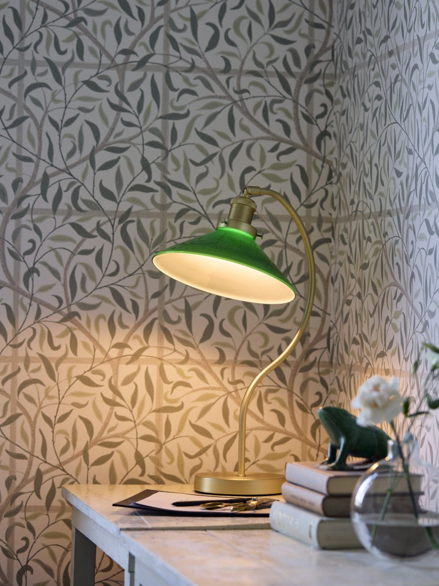 Axel 50cm Messing skrivebordslampe Fra PR Home - Glasskærmen monteres på; metalringen med tre skruer som i sig selv er en smuk detalje og giver den klassiske følelse.