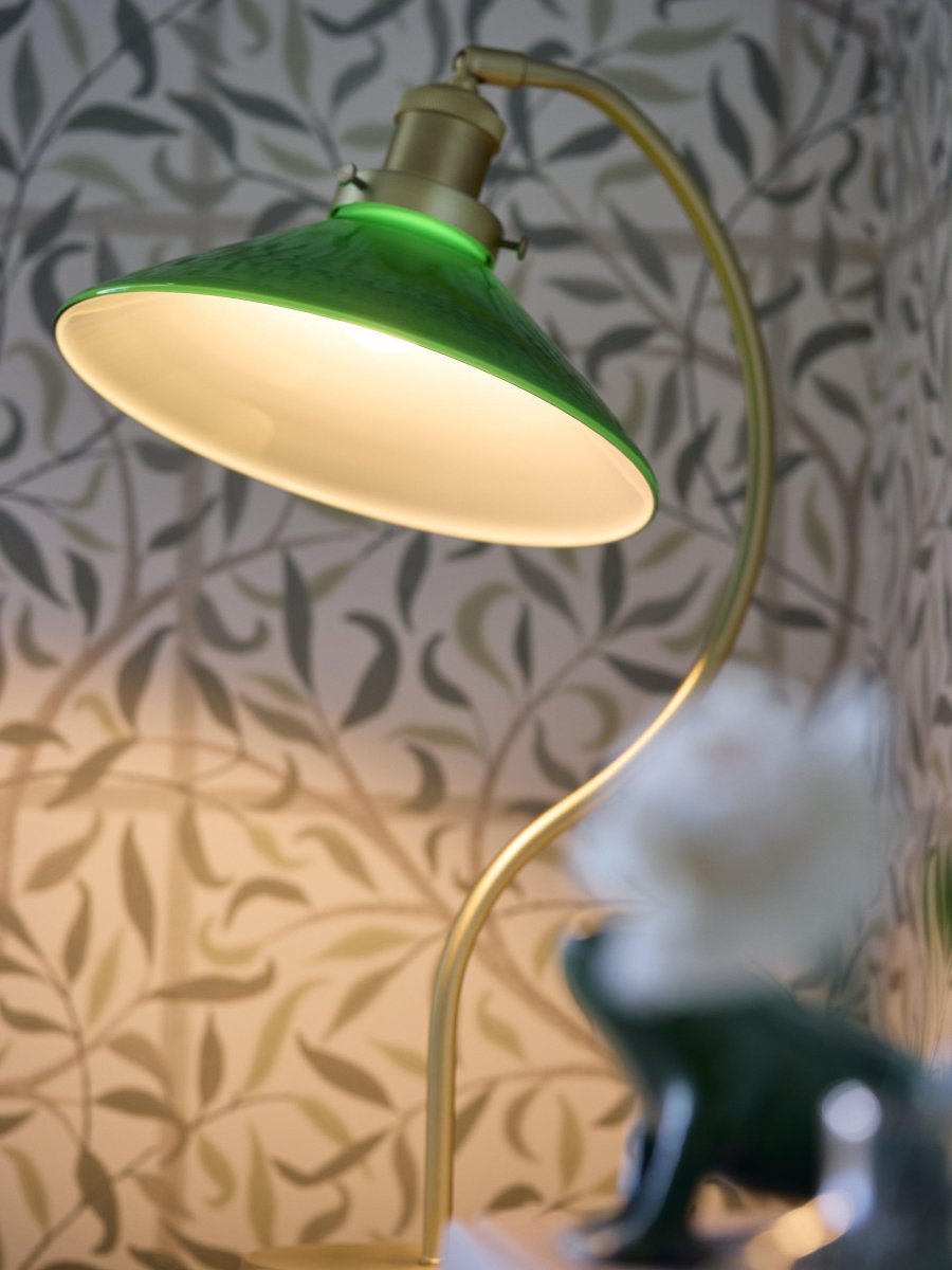 Axel 50cm Messing skrivebordslampe Fra PR Home - Glasskærmen monteres på; metalringen med tre skruer som i sig selv er en smuk detalje og giver den klassiske følelse.