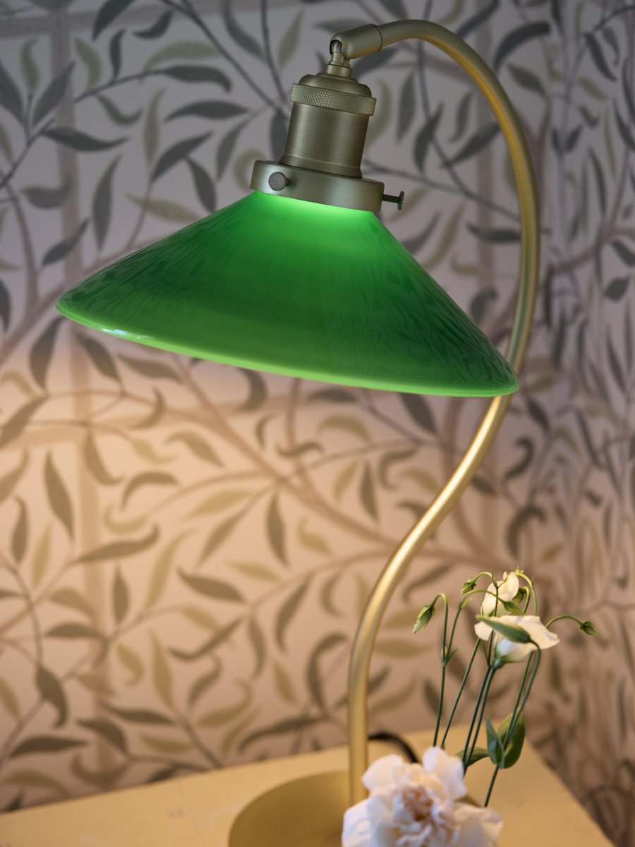 Axel 50cm Messing skrivebordslampe Fra PR Home - Glasskærmen monteres på; metalringen med tre skruer som i sig selv er en smuk detalje og giver den klassiske følelse.