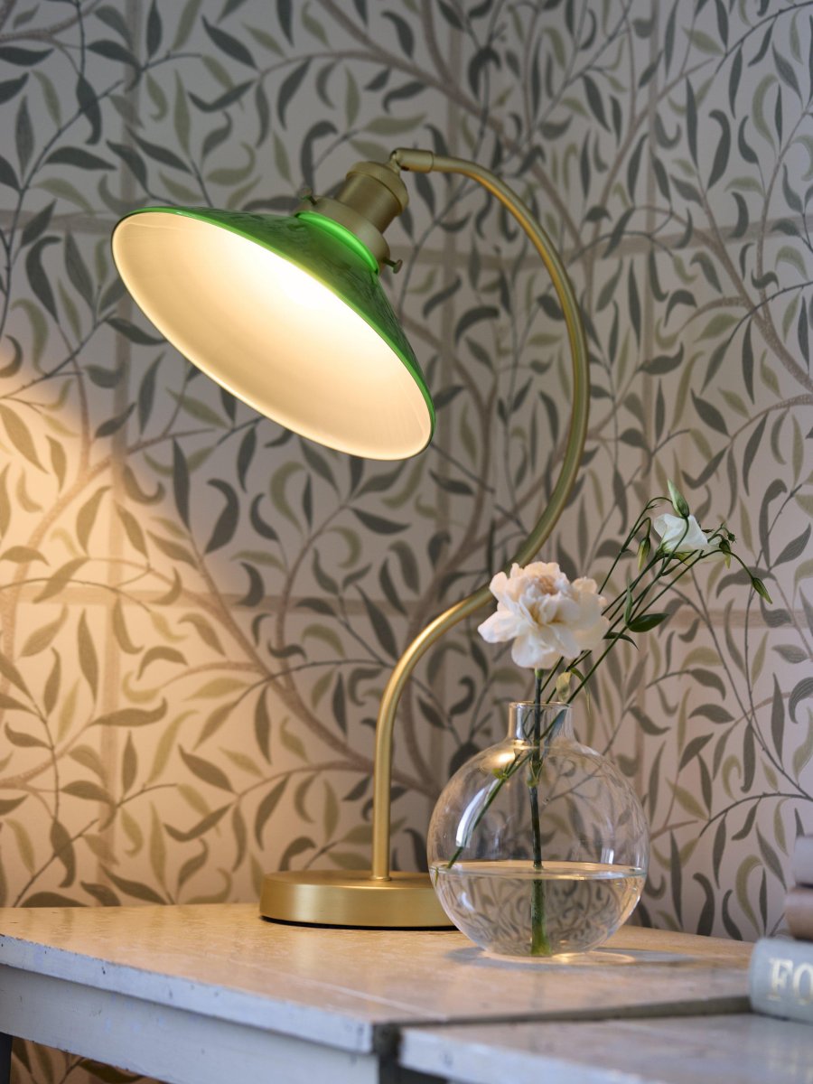 Axel 50cm Messing skrivebordslampe Fra PR Home - Glasskærmen monteres på; metalringen med tre skruer som i sig selv er en smuk detalje og giver den klassiske følelse.