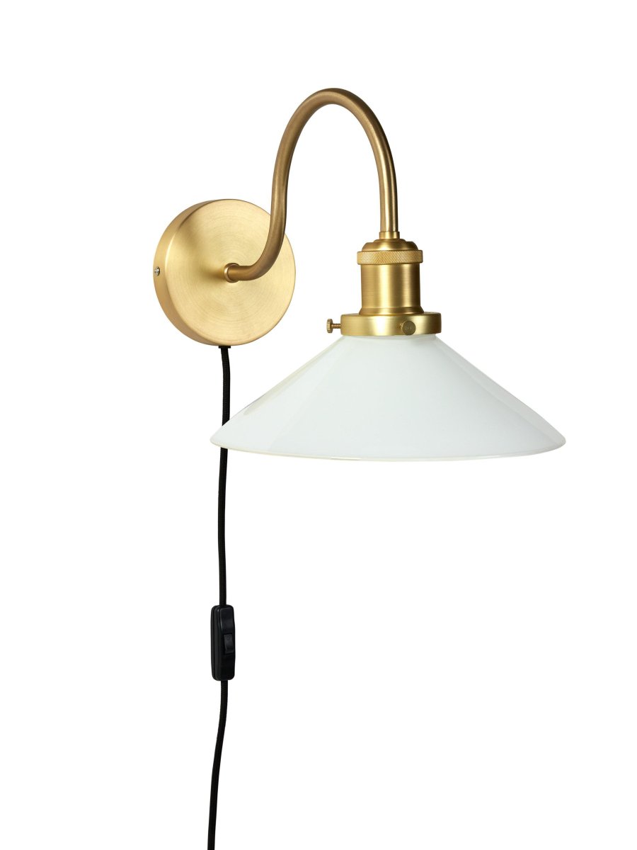 Axel 25cm Messing væglampe Fra PR Home - Glasskærmen monteres på; metalringen med tre skruer som i sig selv er en smuk detalje og giver den klassiske følelse.