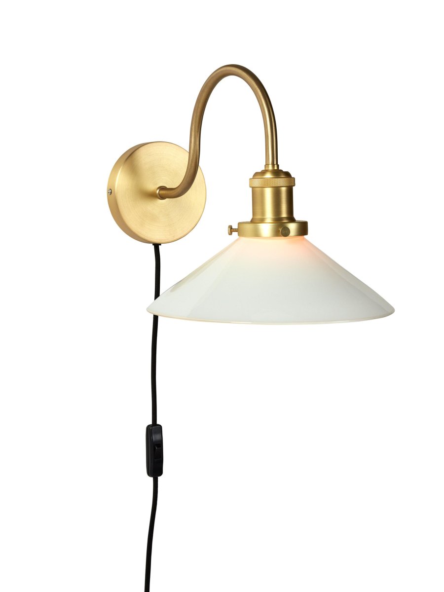 Axel 25cm Messing væglampe Fra PR Home - Glasskærmen monteres på; metalringen med tre skruer som i sig selv er en smuk detalje og giver den klassiske følelse.