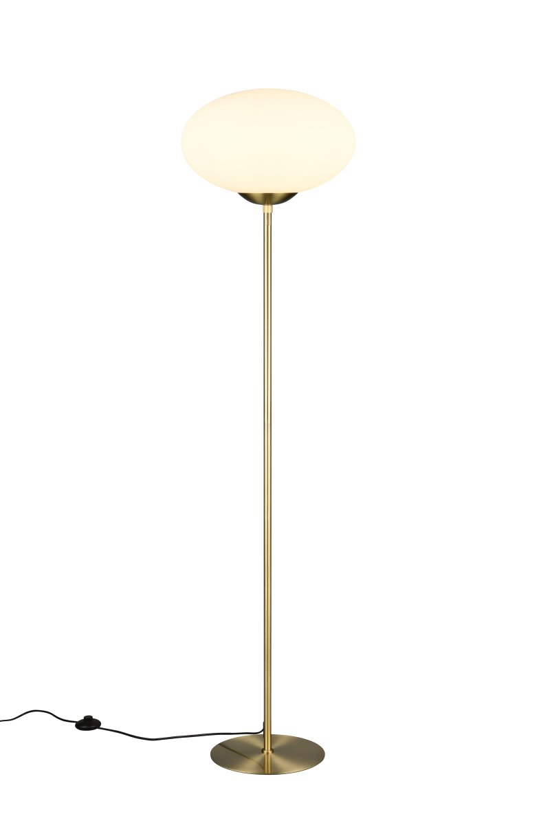 Fomento Mat messing gulvlampe Fra Trio Lighting - Kombinationen af mat messing og hvidt glas skaber en følelse af luksus og sofistikering.