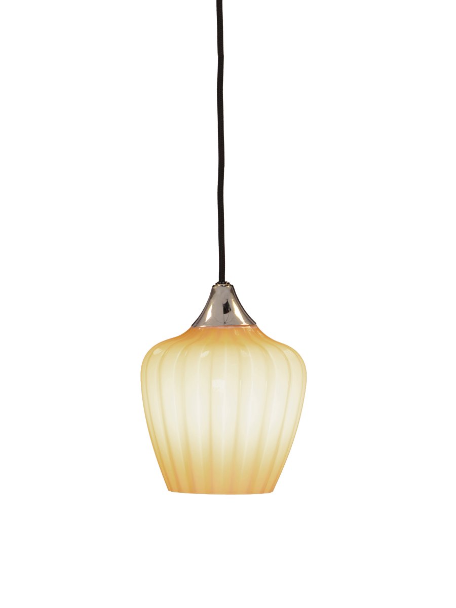 Amalfi Ø14 Abrikos vindueslampe Fra PR Home - Det riflede glas i en varm abrikosfarvet tone giver lampen et blødt og dekorativt udtryk, mens den kromfarvede detalje skaber en elegant kontrast.