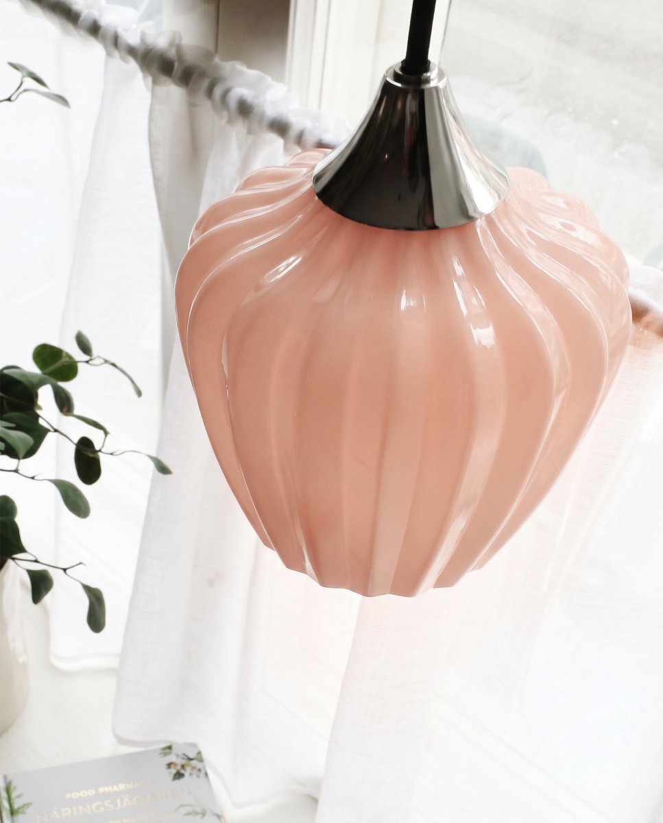 Amalfi Ø14 Abrikos vindueslampe Fra PR Home - Det riflede glas i en varm abrikosfarvet tone giver lampen et blødt og dekorativt udtryk, mens den kromfarvede detalje skaber en elegant kontrast.