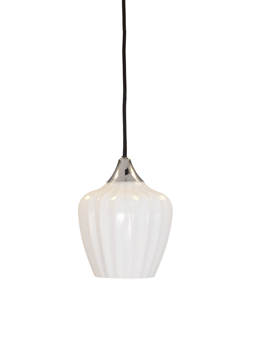 Amalfi Ø14 Hvid vindueslampe Fra PR Home - Det riflede opalglas giver lampen et blødt og dekorativt udtryk, mens den kromfarvede detalje skaber en elegant kontrast.