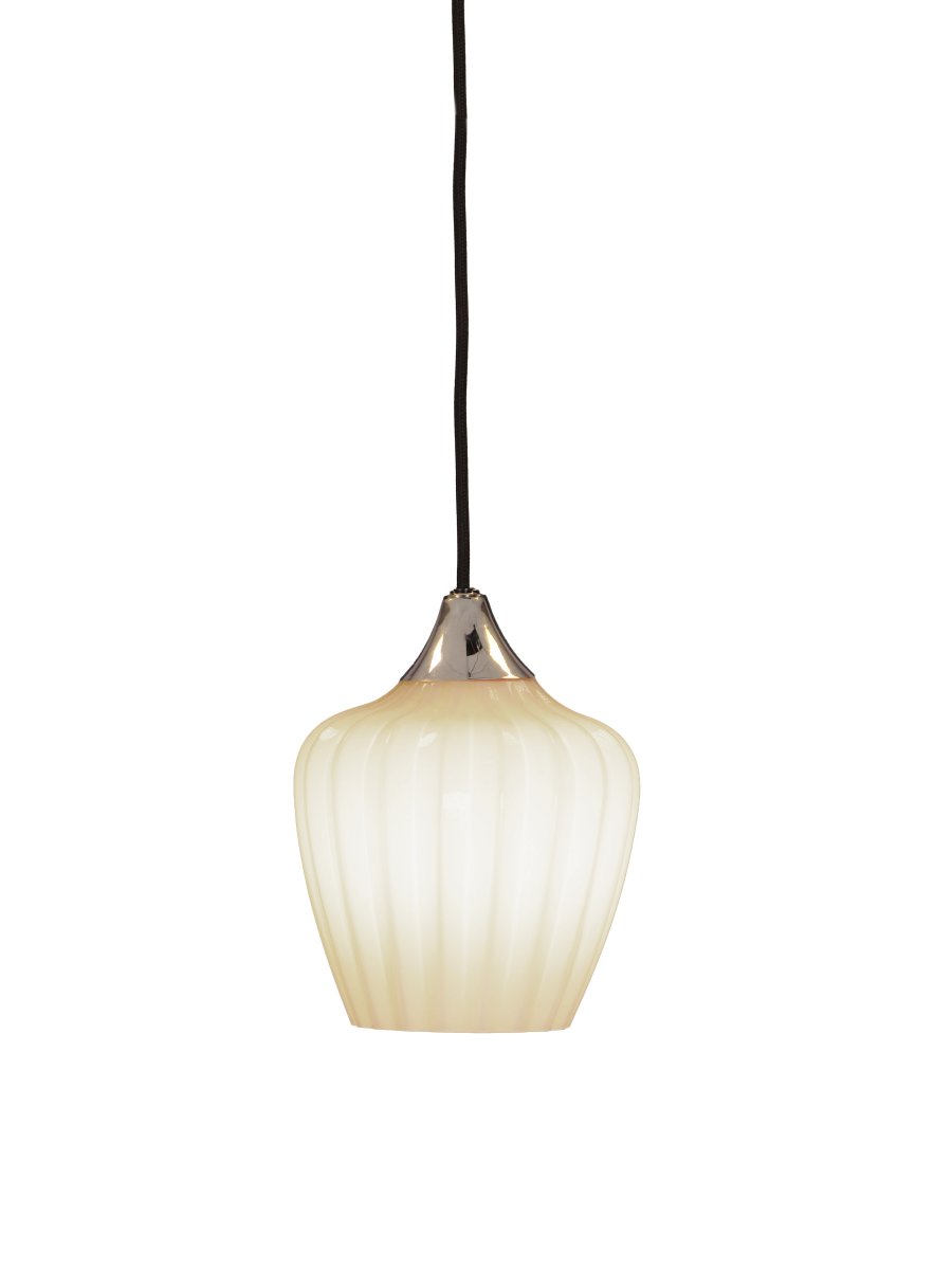 Amalfi Ø14 Hvid vindueslampe Fra PR Home - Det riflede opalglas giver lampen et blødt og dekorativt udtryk, mens den kromfarvede detalje skaber en elegant kontrast.