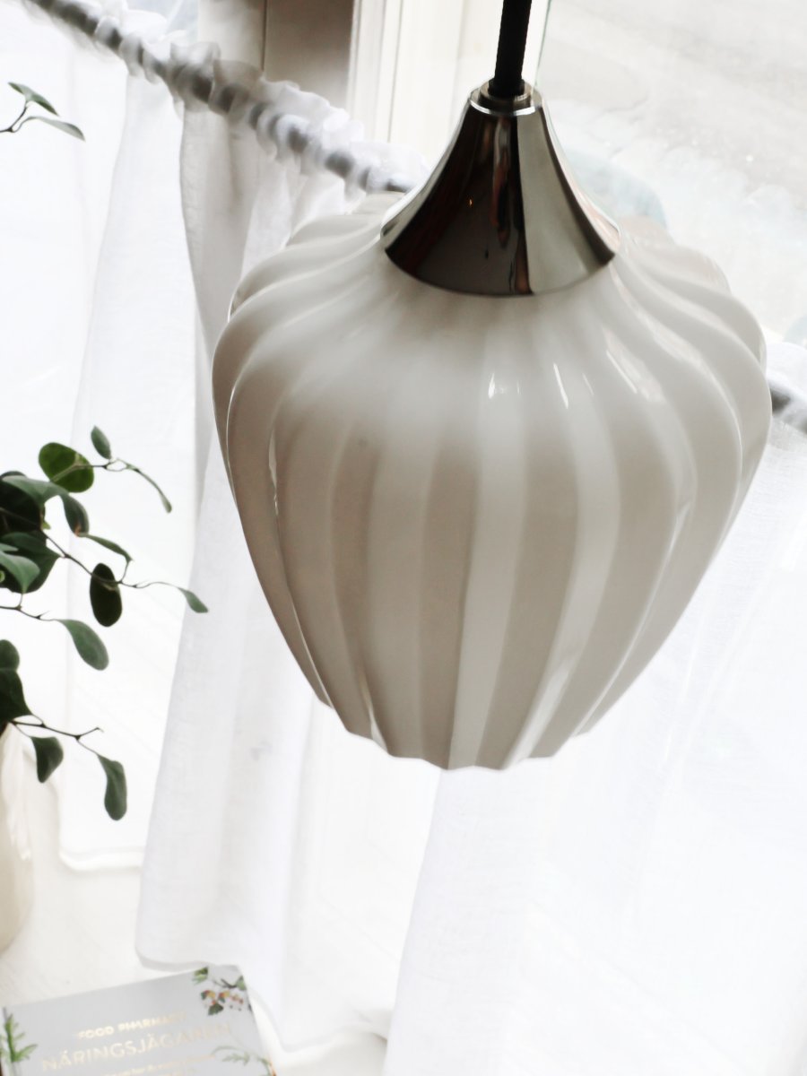 Amalfi Ø14 Hvid vindueslampe Fra PR Home - Det riflede opalglas giver lampen et blødt og dekorativt udtryk, mens den kromfarvede detalje skaber en elegant kontrast.