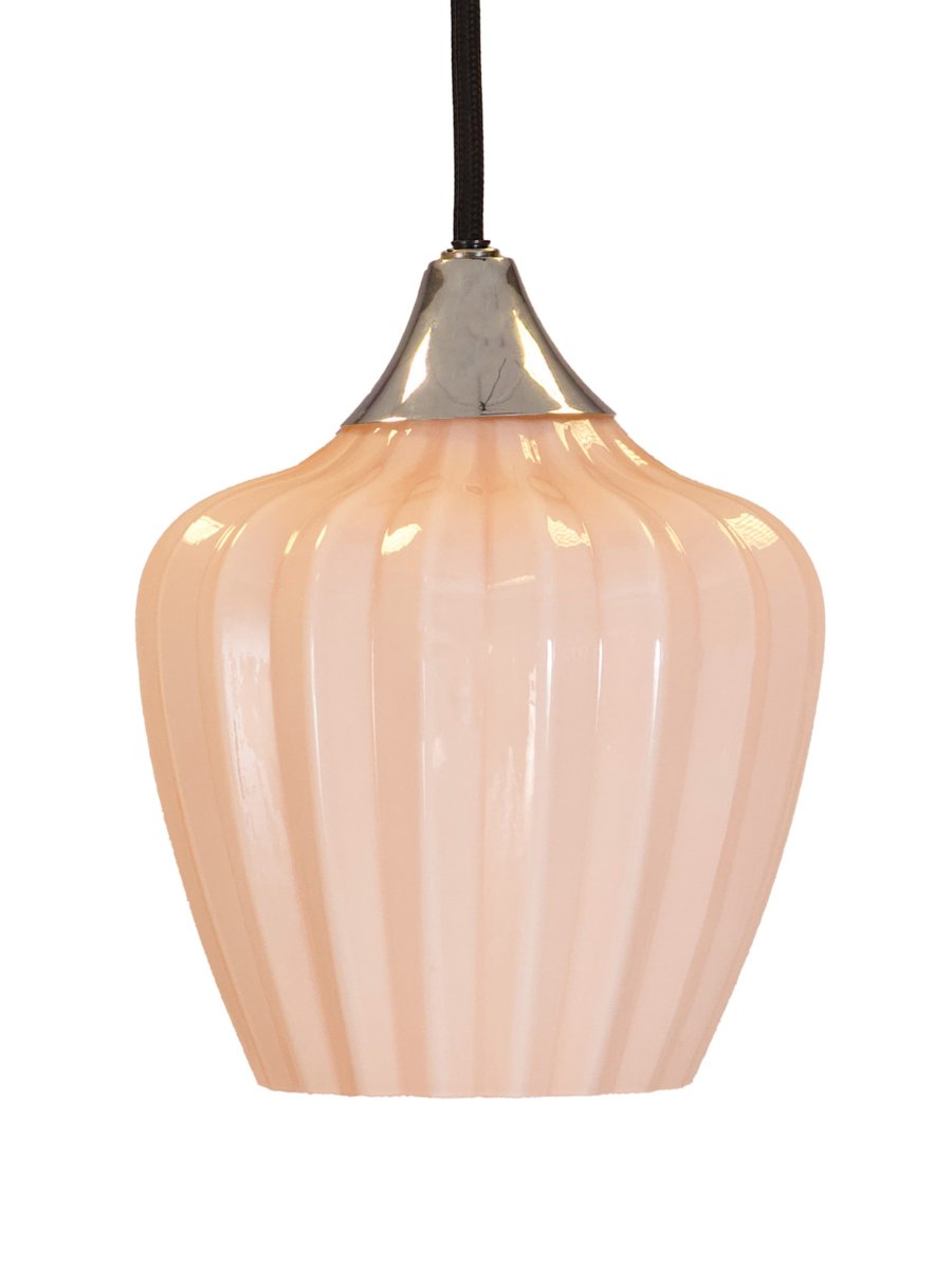 Amalfi Ø25 Abrikos loftslampe Fra PR Home - Amalfi pendellampen har et tidløst og elegant design med en blød silhuet inspireret af snegækblomsten.