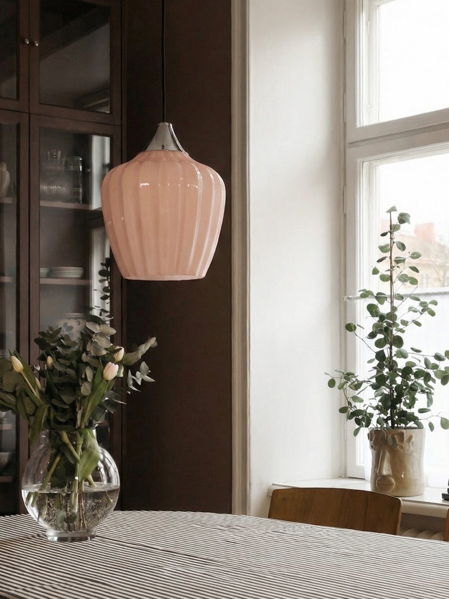 Amalfi Ø25 Abrikos loftslampe Fra PR Home - Amalfi pendellampen har et tidløst og elegant design med en blød silhuet inspireret af snegækblomsten.