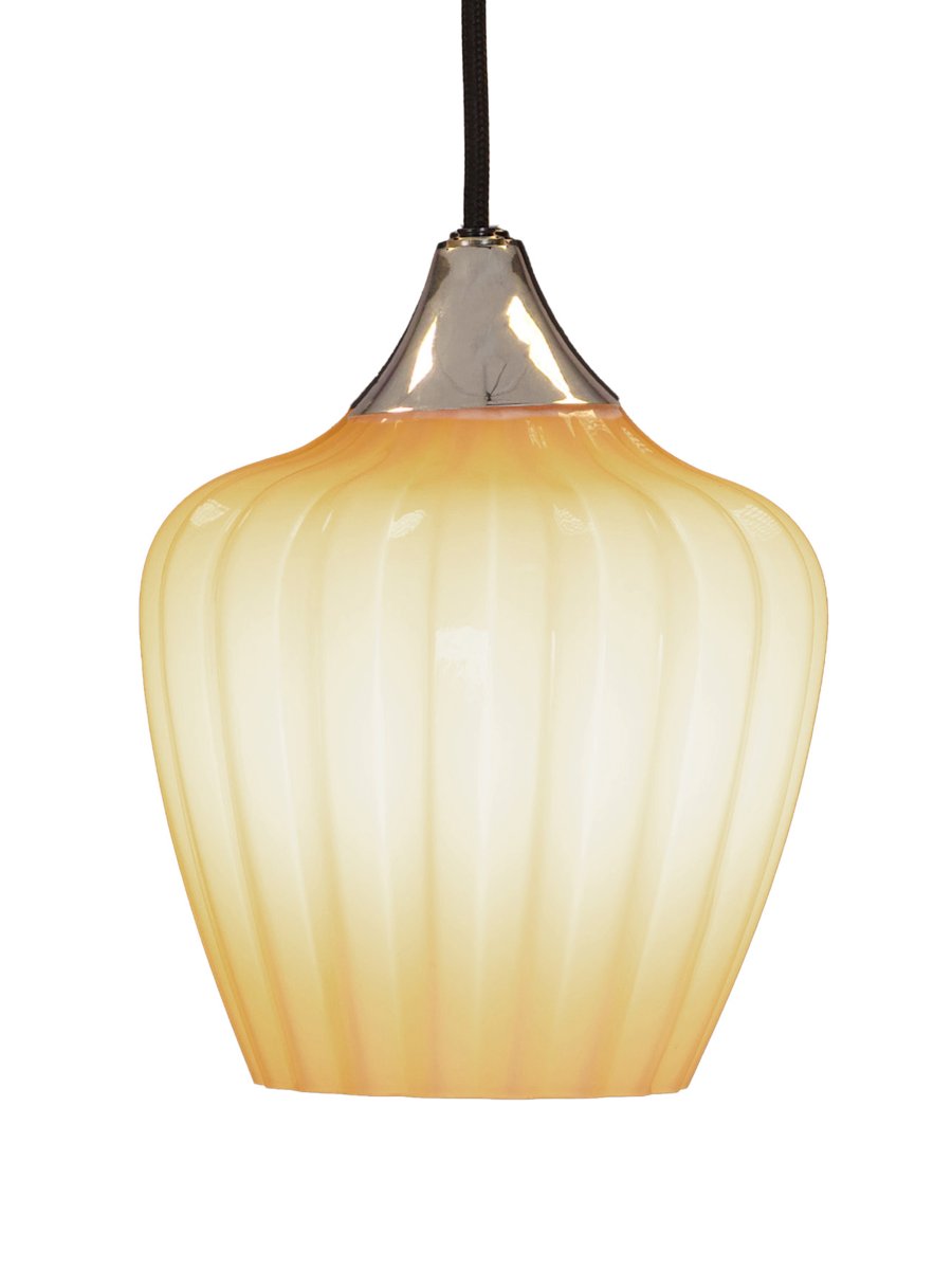 Amalfi Ø25 Abrikos loftslampe Fra PR Home - Amalfi pendellampen har et tidløst og elegant design med en blød silhuet inspireret af snegækblomsten.