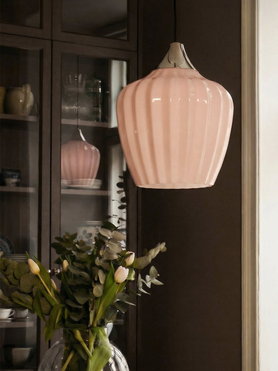 Amalfi Ø25 Abrikos loftslampe Fra PR Home - Amalfi pendellampen har et tidløst og elegant design med en blød silhuet inspireret af snegækblomsten.