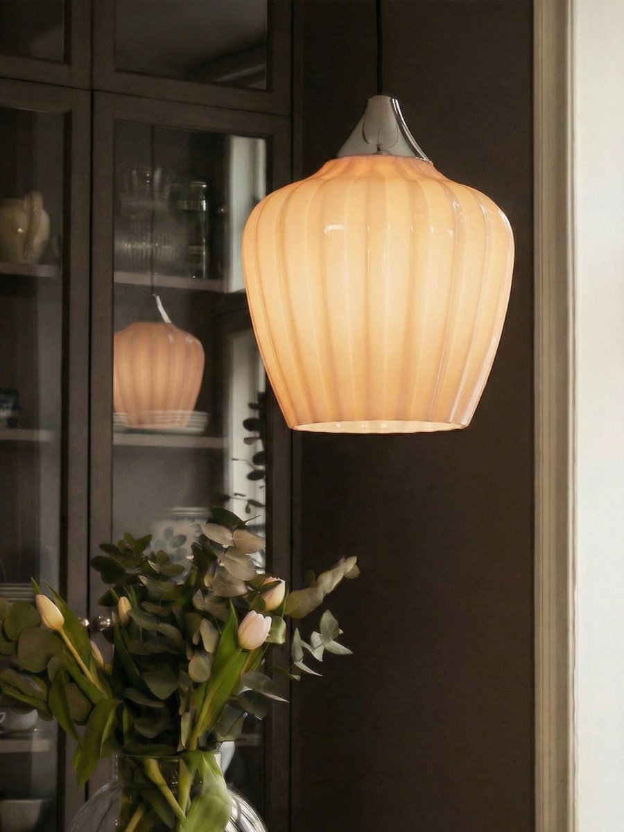 Amalfi Ø25 Abrikos loftslampe Fra PR Home - Amalfi pendellampen har et tidløst og elegant design med en blød silhuet inspireret af snegækblomsten.
