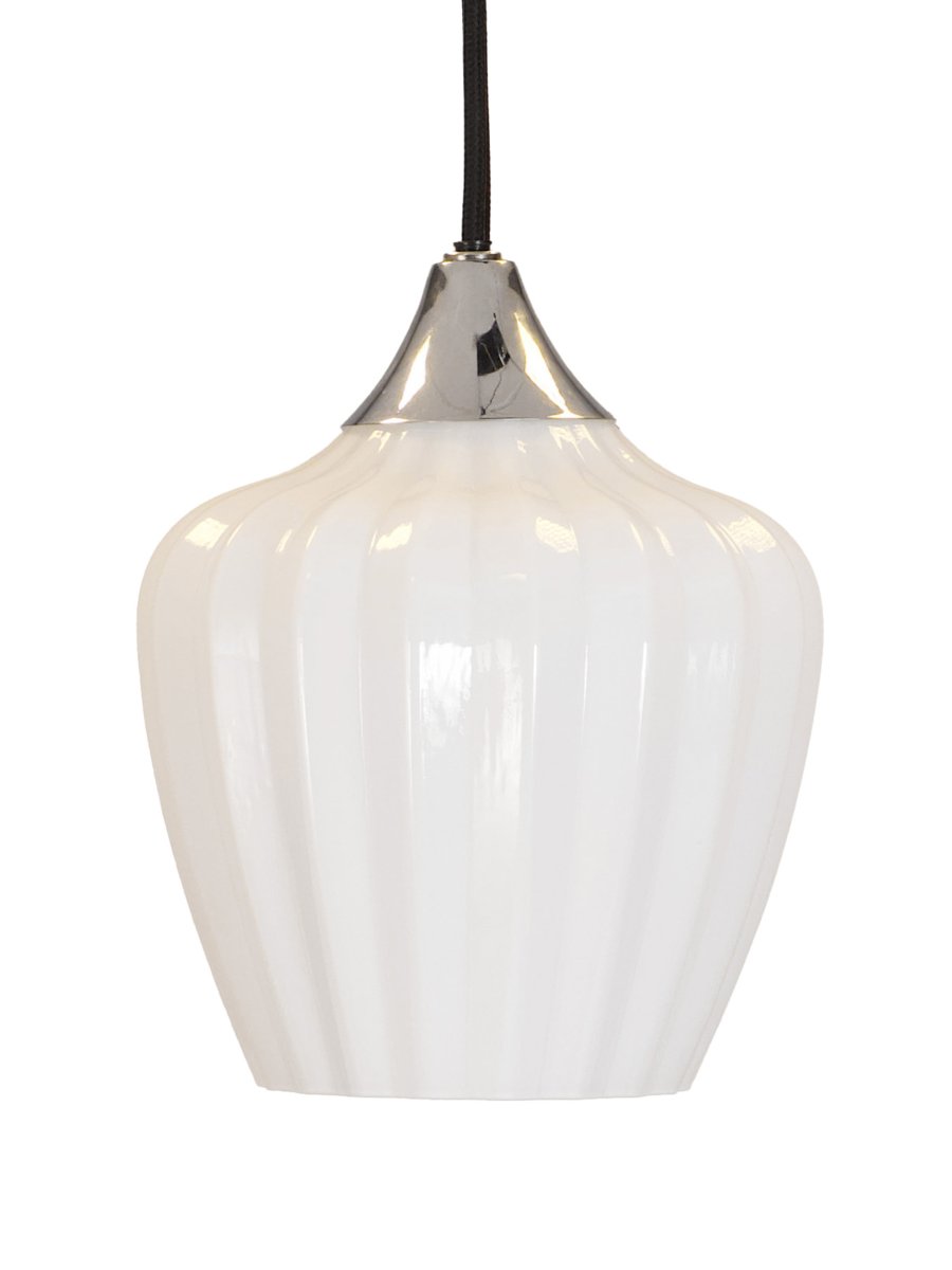 Amalfi Ø25 Hvid loftslampe Fra PR Home - Amalfi pendellampen har et tidløst og elegant design med en blød silhuet inspireret af snegækblomsten.