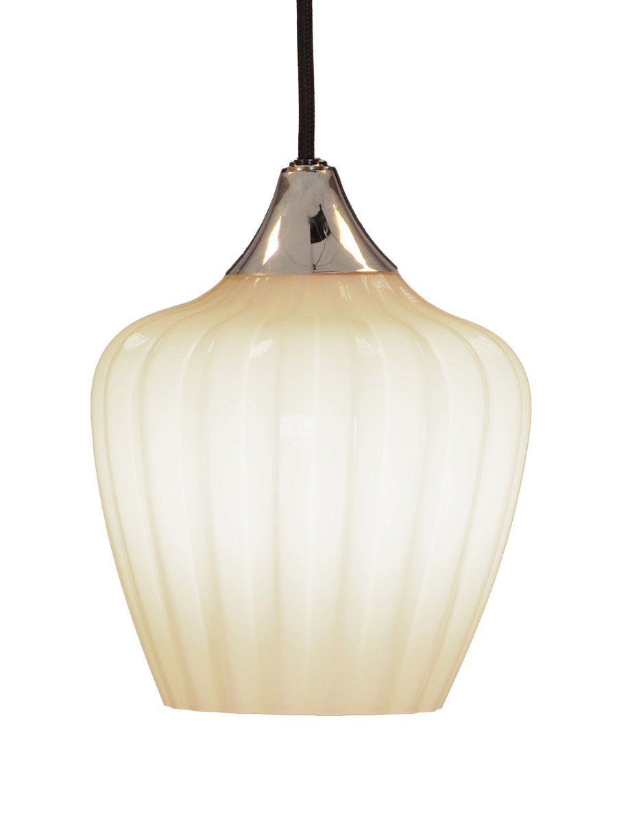 Amalfi Ø25 Hvid loftslampe Fra PR Home - Amalfi pendellampen har et tidløst og elegant design med en blød silhuet inspireret af snegækblomsten.