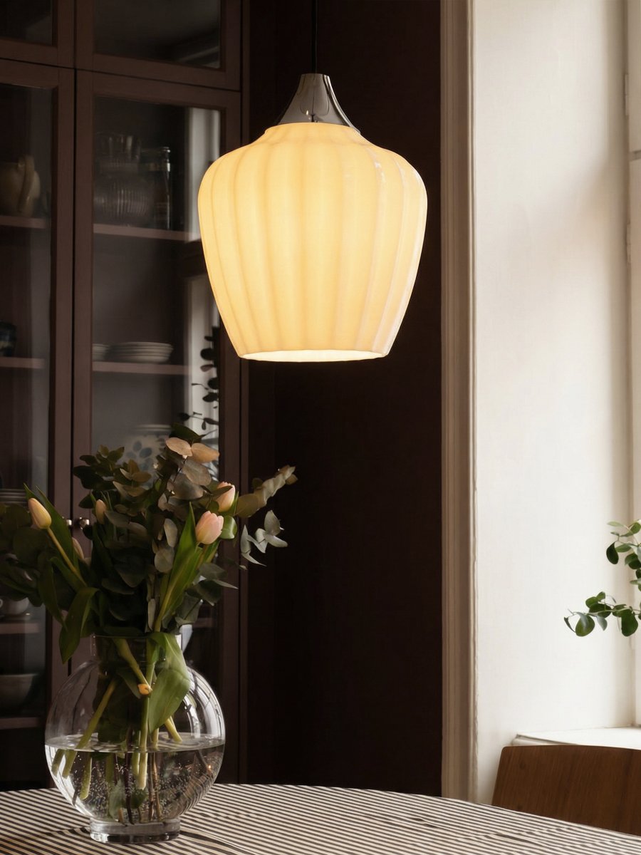 Amalfi Ø25 Hvid loftslampe Fra PR Home - Amalfi pendellampen har et tidløst og elegant design med en blød silhuet inspireret af snegækblomsten.
