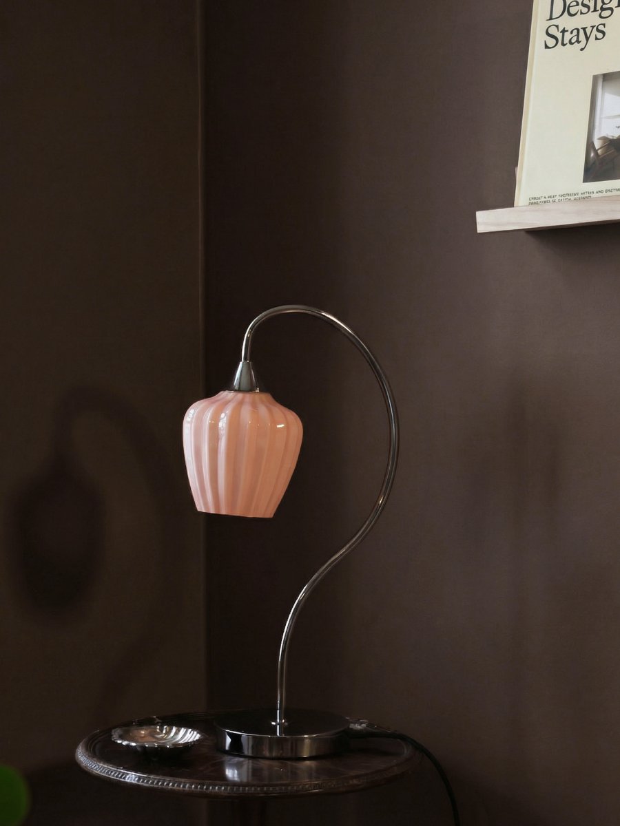 Amalfi 50cm Abrikos bordlampe Fra PR Home - Amalfi bordlampen har et elegant og tidl&oslash;st design med den karakteristiske bl&oslash;de form inspireret af sneg&aelig;kblomsten.