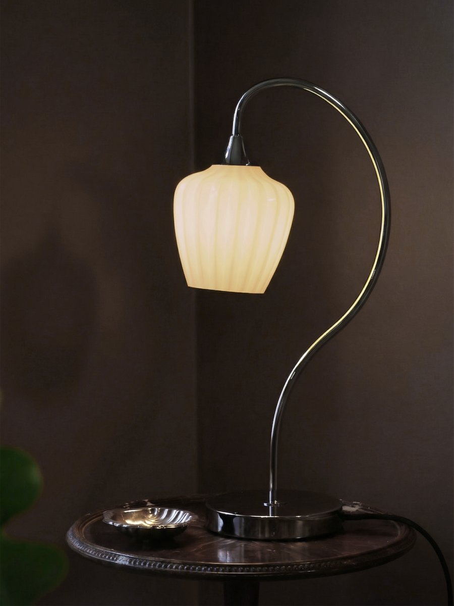 Amalfi 50cm Abrikos bordlampe Fra PR Home - Amalfi bordlampen har et elegant og tidl&oslash;st design med den karakteristiske bl&oslash;de form inspireret af sneg&aelig;kblomsten.