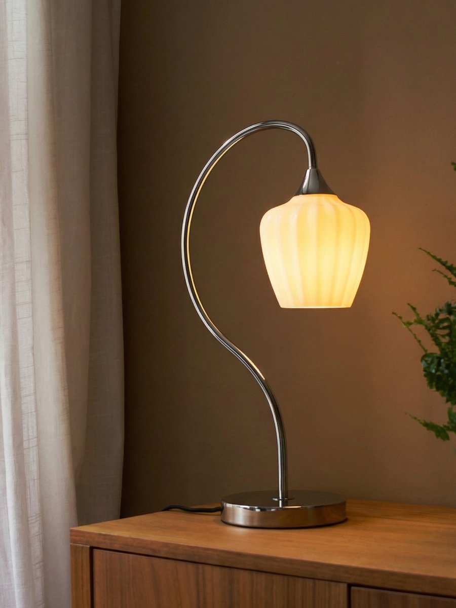 Amalfi 50cm Hvid bordlampe Fra PR Home - Amalfi bordlampen har et elegant og tidløst design med den karakteristiske bløde form inspireret af snegækblomsten.
