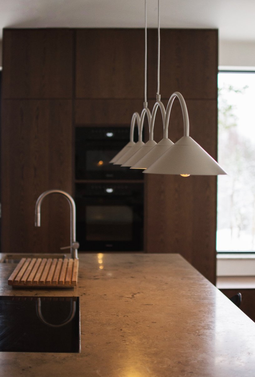 Curve 165cm Beige loftslampe Fra Globen Lighting - Pendlen er lavet af matlakeret metal med fem sk&aelig;rme og leveres med to 200 cm tekstilledninger og en matchende baldakin.