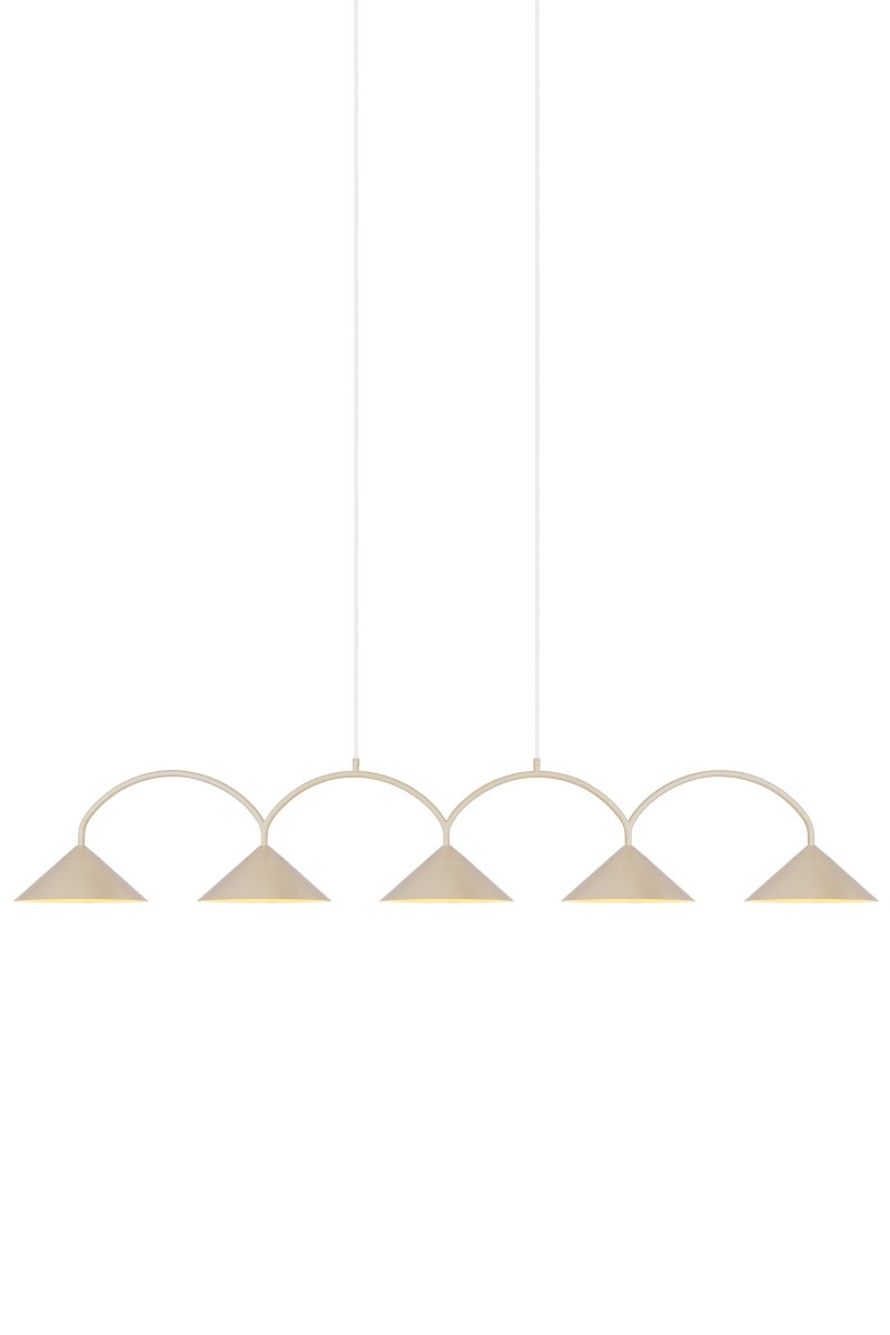 Curve 165cm Beige loftslampe Fra Globen Lighting - Pendlen er lavet af matlakeret metal med fem sk&aelig;rme og leveres med to 200 cm tekstilledninger og en matchende baldakin.