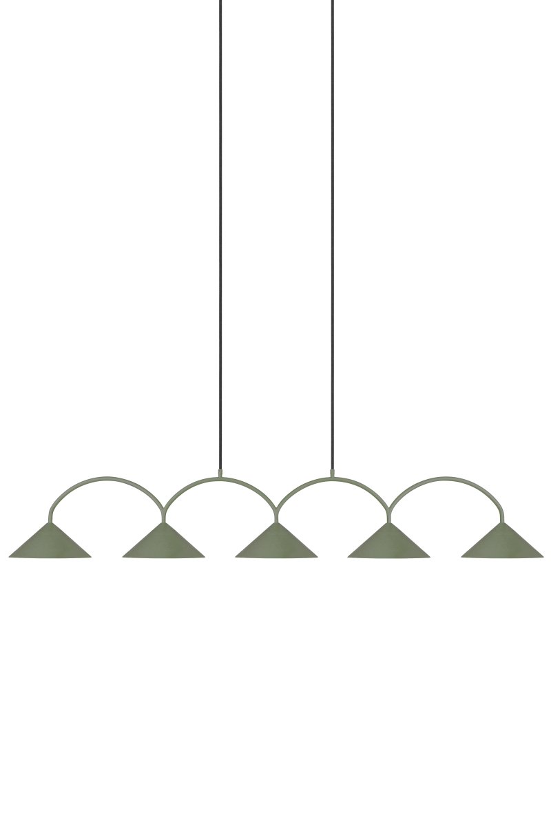 Curve 165cm Mosgrøn loftslampe Fra Globen Lighting - Pendlen er lavet af matlakeret metal med fem sk&aelig;rme og leveres med to 200 cm tekstilledninger og en matchende baldakin.