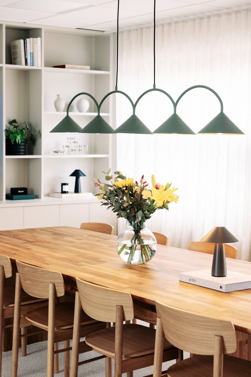 Curve 165cm Mosgrøn loftslampe Fra Globen Lighting - Pendlen er lavet af matlakeret metal med fem sk&aelig;rme og leveres med to 200 cm tekstilledninger og en matchende baldakin.