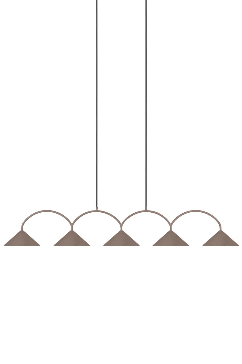 Curve 165cm Brun loftslampe Fra Globen Lighting - Pendlen er lavet af matlakeret metal med fem sk&aelig;rme og leveres med to 200 cm tekstilledninger og en matchende baldakin.