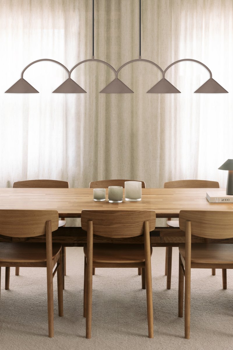 Curve 165cm Brun loftslampe Fra Globen Lighting - Pendlen er lavet af matlakeret metal med fem sk&aelig;rme og leveres med to 200 cm tekstilledninger og en matchende baldakin.