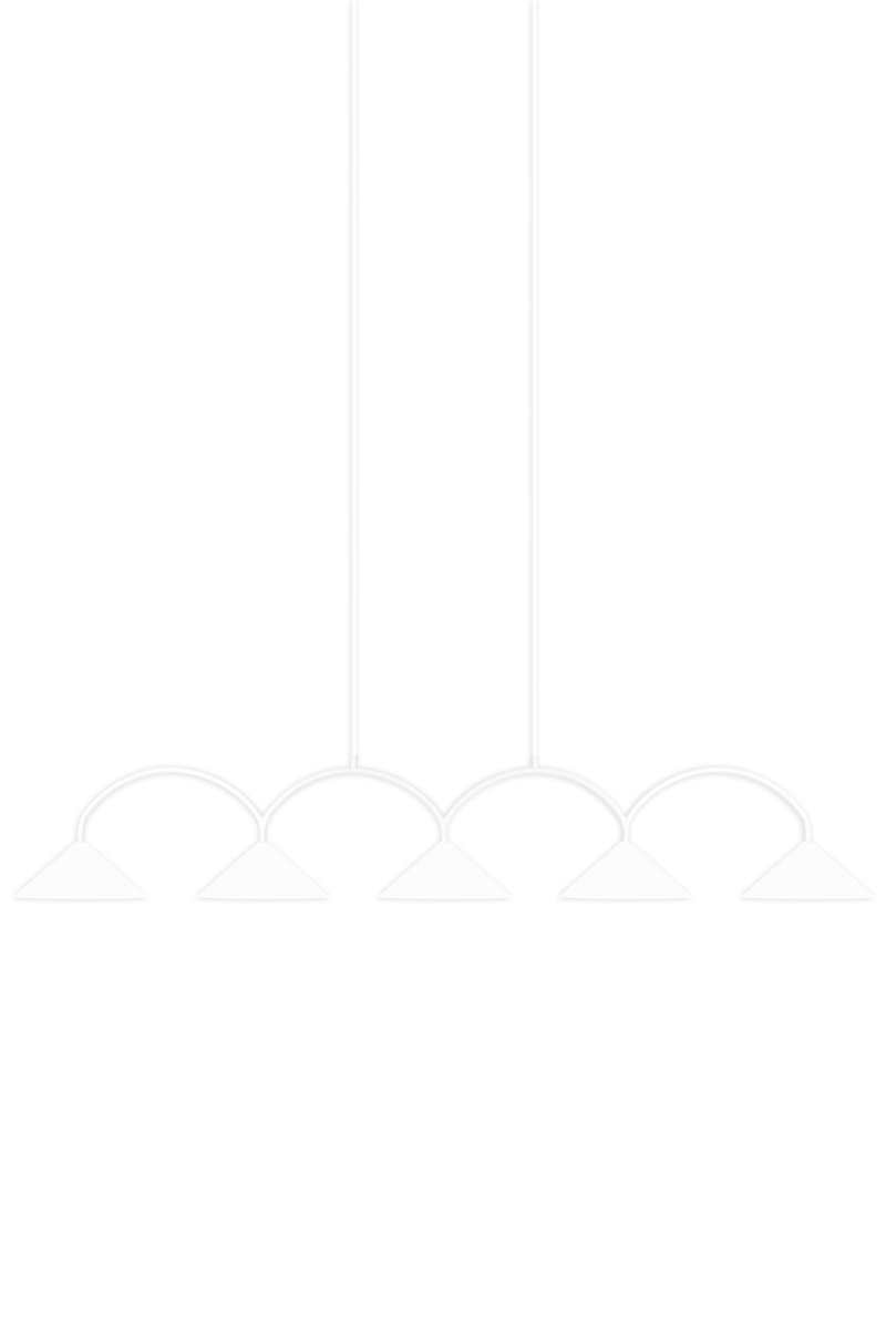 Curve 165cm Hvid loftslampe Fra Globen Lighting - Pendlen er lavet af matlakeret metal med fem skærme og leveres med to 200 cm tekstilledninger og en matchende baldakin.