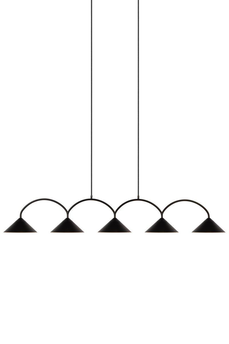 Curve 165cm Sort loftslampe Fra Globen Lighting - Pendlen er lavet af matlakeret metal med fem sk&aelig;rme og leveres med to 200 cm tekstilledninger og en matchende baldakin.