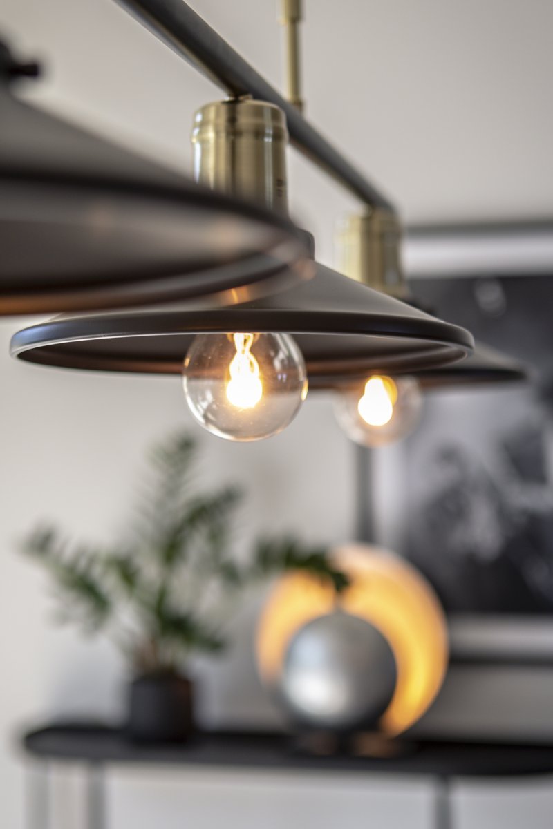 Disc 96cm Sort loftslampe Fra Globen Lighting - Lampen er udstyret med to 120 cm tekstilledninger og en sort metalbaldakin.