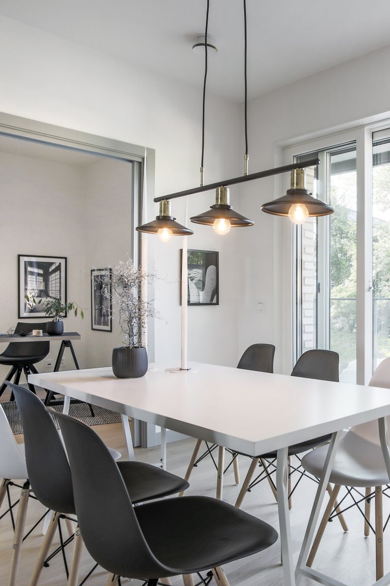 Disc 96cm Sort loftslampe Fra Globen Lighting - Lampen er udstyret med to 120 cm tekstilledninger og en sort metalbaldakin.