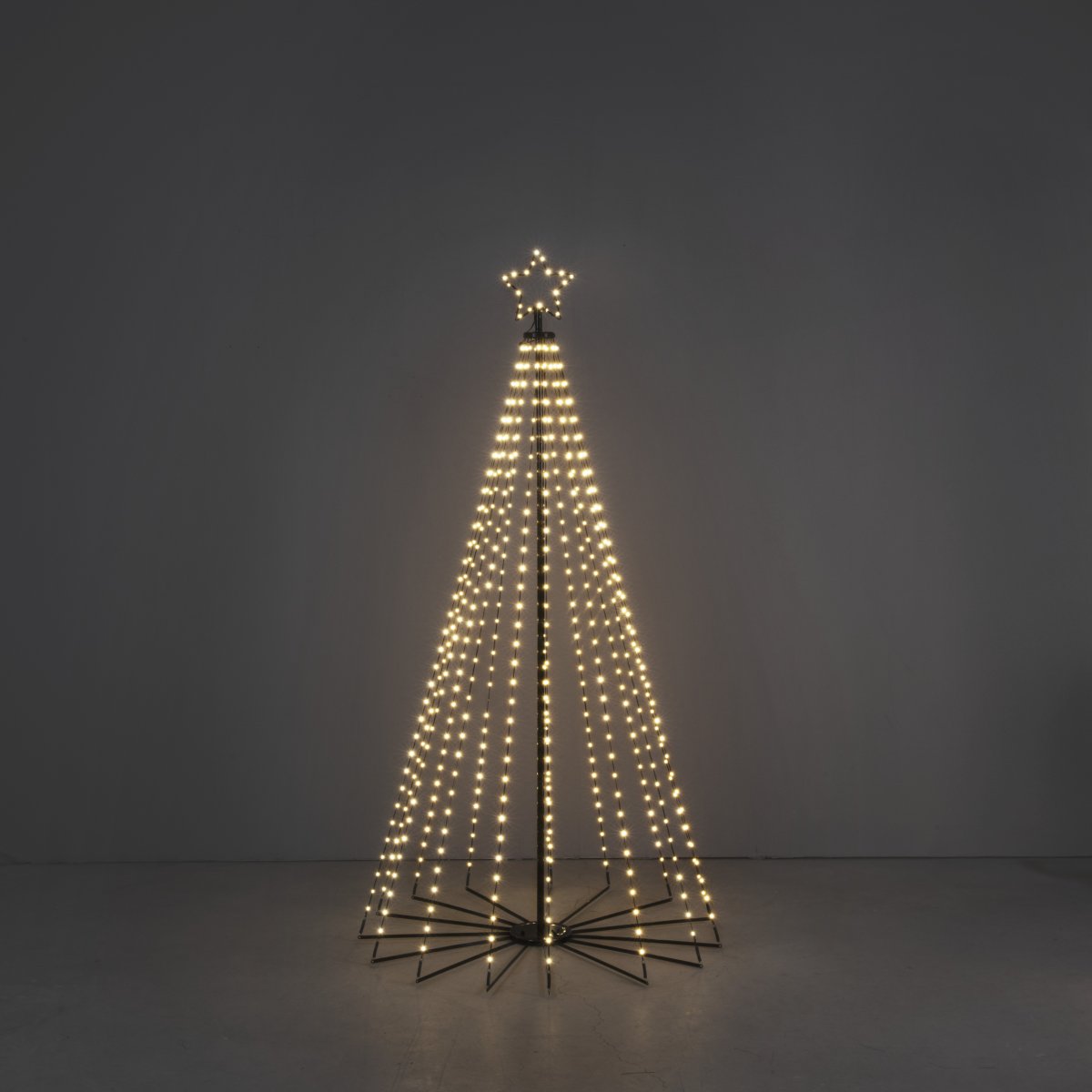 Juletræ I Metal 1,8m Sort Fra Konstsmide - Dette metaljuletr&aelig; med stjerner og integreret LED-belysning er en stilfuld og moderne fortolkning af det klassiske juletr&aelig;.