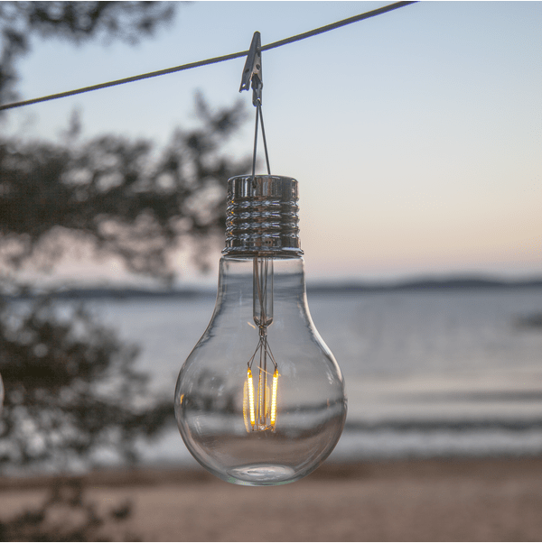 Fille Gennemsigtig solcellelampe Fra Star Trading - Skab en hyggelig atmosf&aelig;re i haven eller p&aring; altanen med denne h&aelig;ngende solcelledekoration formet som en klassisk p&aelig;re.