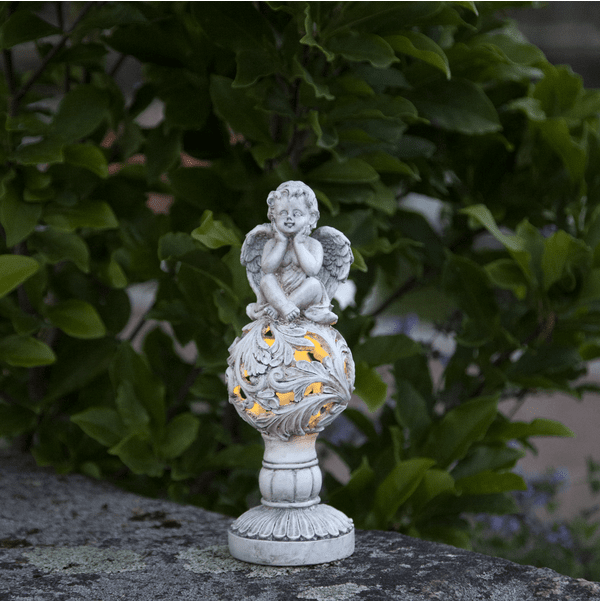 Angel Grå solcellelampe Fra Star Trading - Lavet af plastik med en finish, der imiterer sten, hvilket giver et klassisk og tidl&oslash;st udtryk.