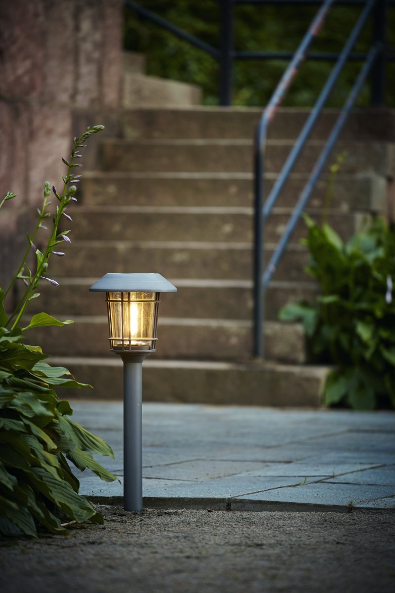 Filip Grafit solcellelampe Fra Star Trading - Lampen oplades af solen i l&oslash;bet af dagen og slukker automatisk i m&oslash;rke, hvilket g&oslash;r den b&aring;de energieffektiv og nem at bruge uden kabler.