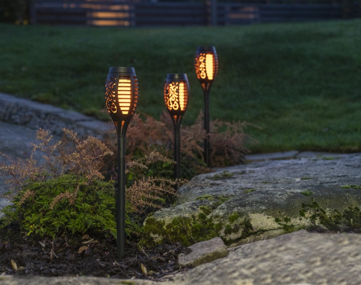 Flame Mini 3-p Sort solcellelampe Fra Star Trading - Perfekt til placering i blomsterbede, potter eller langs stier i haven eller på altanen.