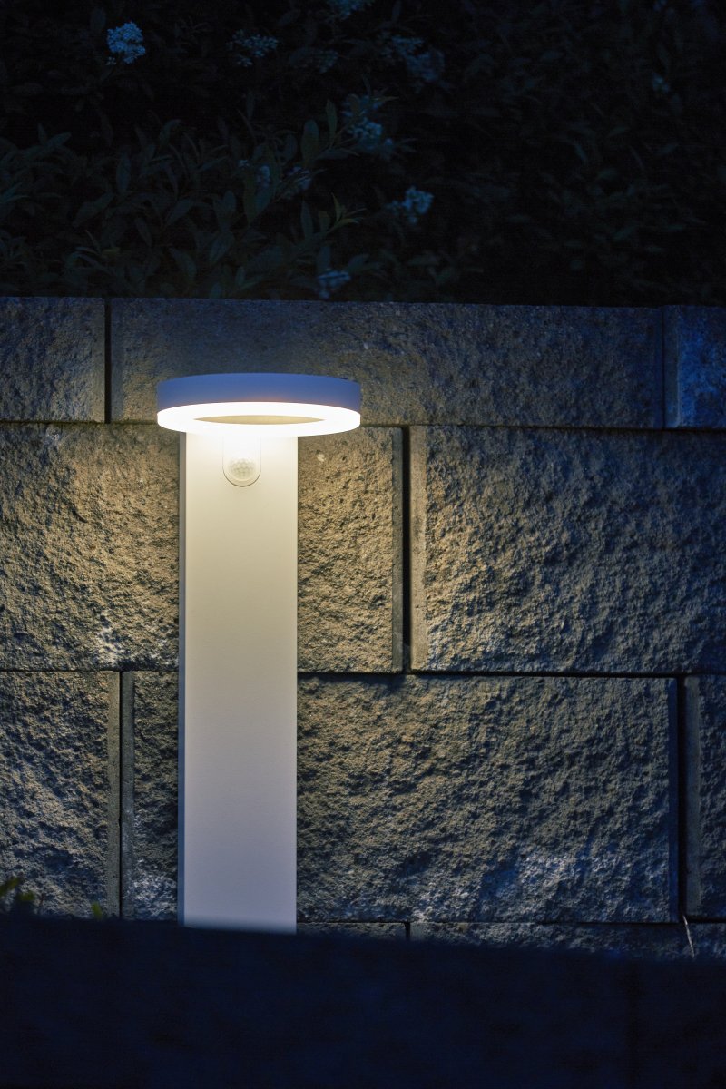 Vidi Hvid solcellelampe Fra Star Trading - Soldrevet gangbelysning, der oplyser solcellepullerten med 500 lumen i 25 sekunder om natten og via bevægelsesdetektering og derefter går ned til 70 lumen konstant lys.