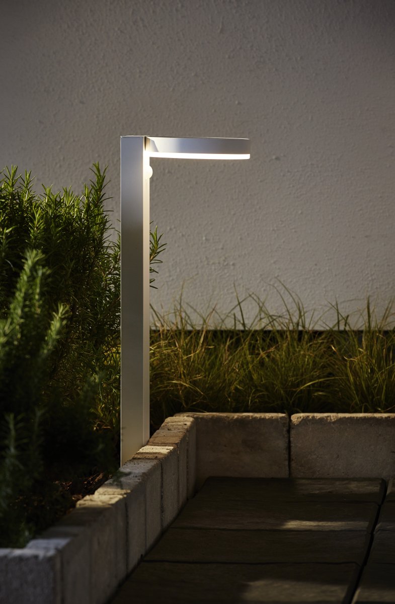 Vidi Hvid solcellelampe Fra Star Trading - Soldrevet gangbelysning, der oplyser solcellepullerten med 500 lumen i 25 sekunder om natten og via bevægelsesdetektering og derefter går ned til 70 lumen konstant lys.